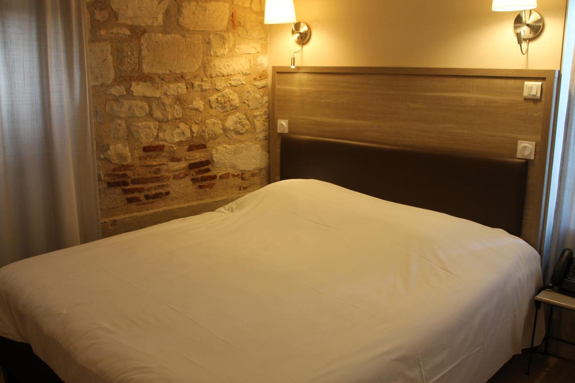 Logis Hotels- Auberge De La Tour - Hotel Et Restaurant Sauzet  외부 사진