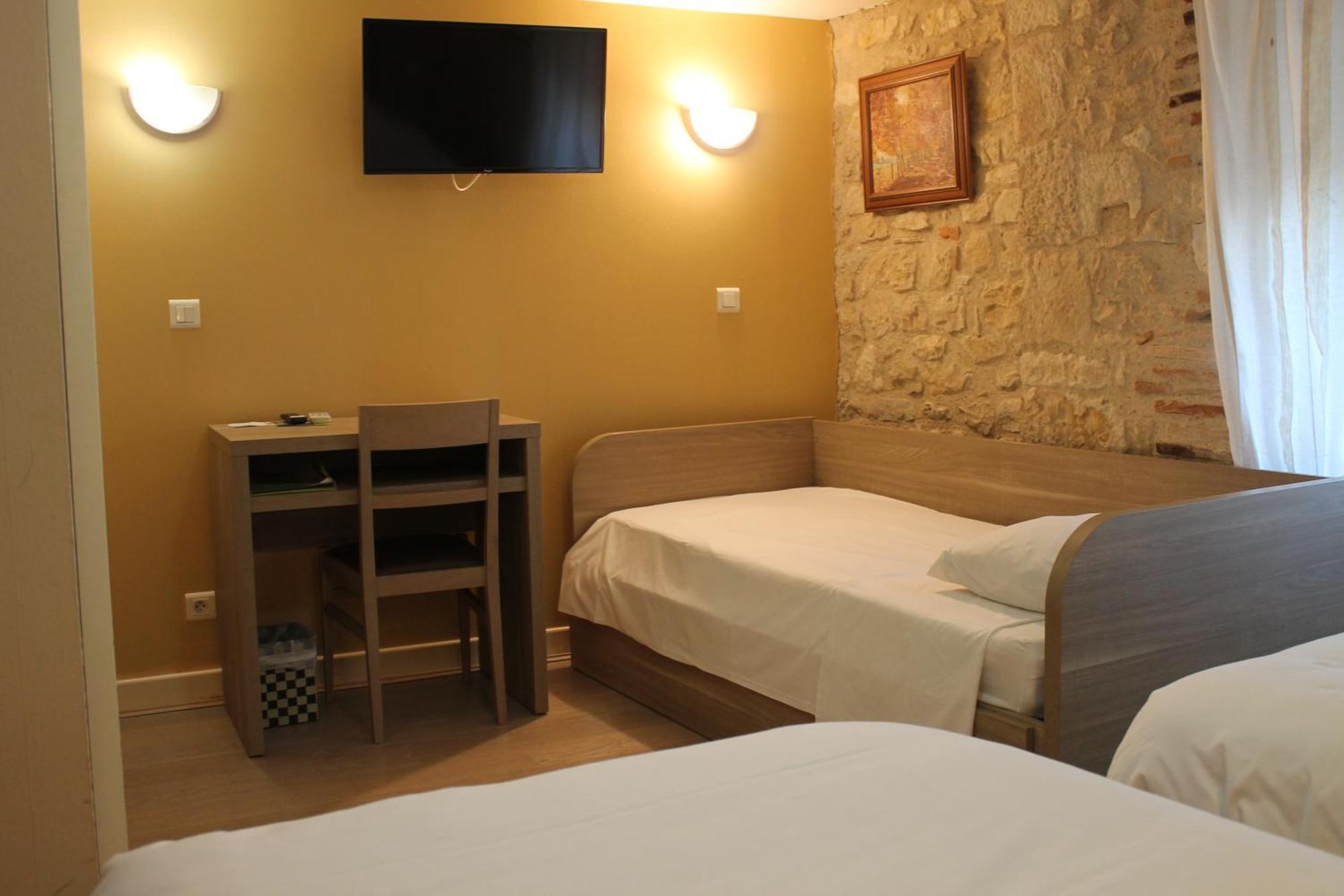 Logis Hotels- Auberge De La Tour - Hotel Et Restaurant Sauzet  외부 사진