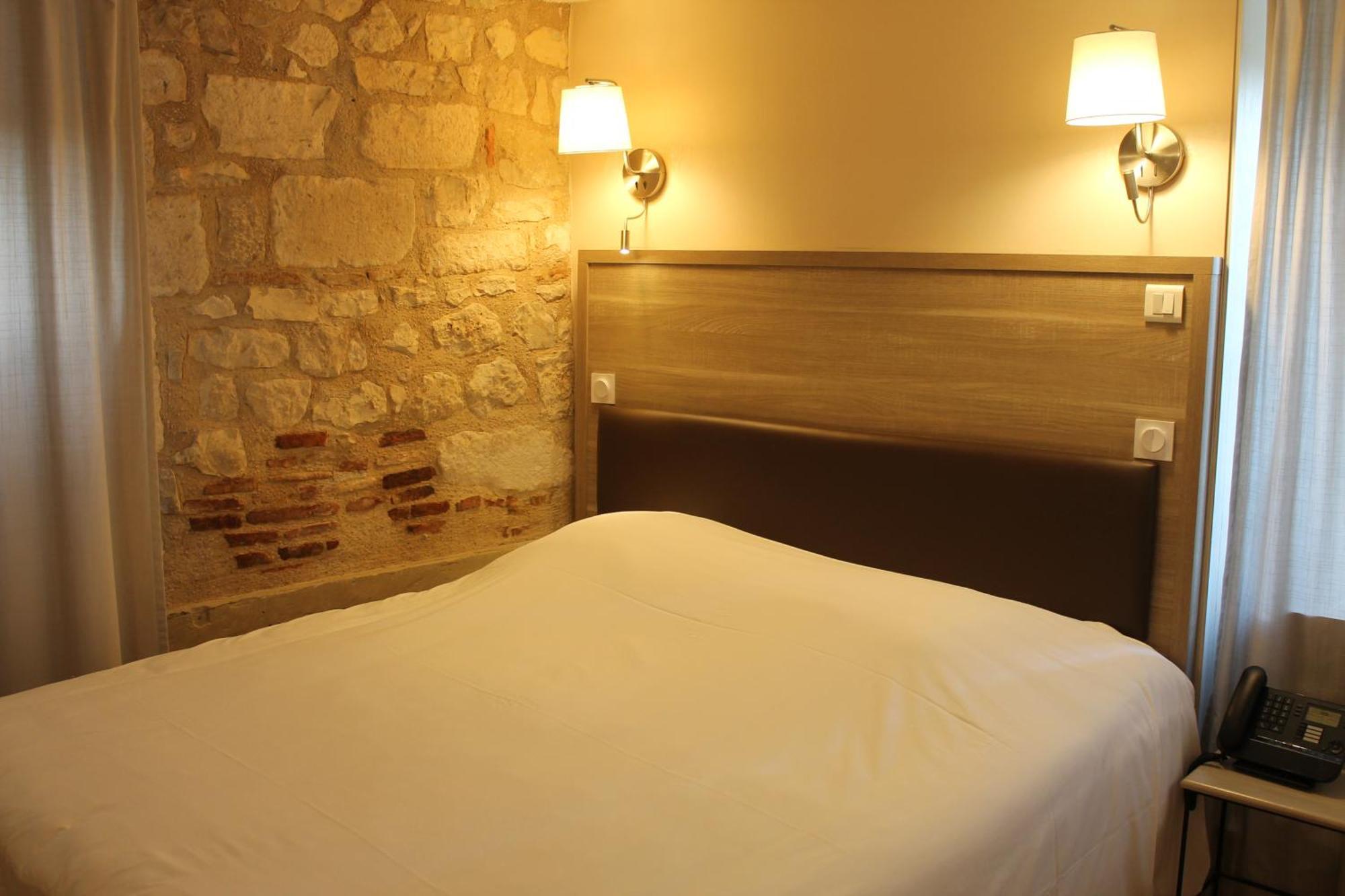 Logis Hotels- Auberge De La Tour - Hotel Et Restaurant Sauzet  외부 사진