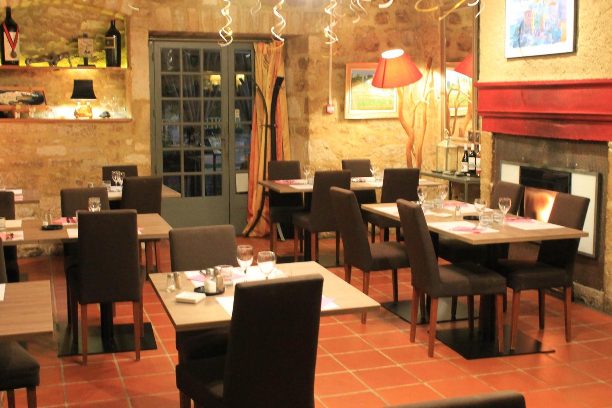 Logis Hotels- Auberge De La Tour - Hotel Et Restaurant Sauzet  외부 사진