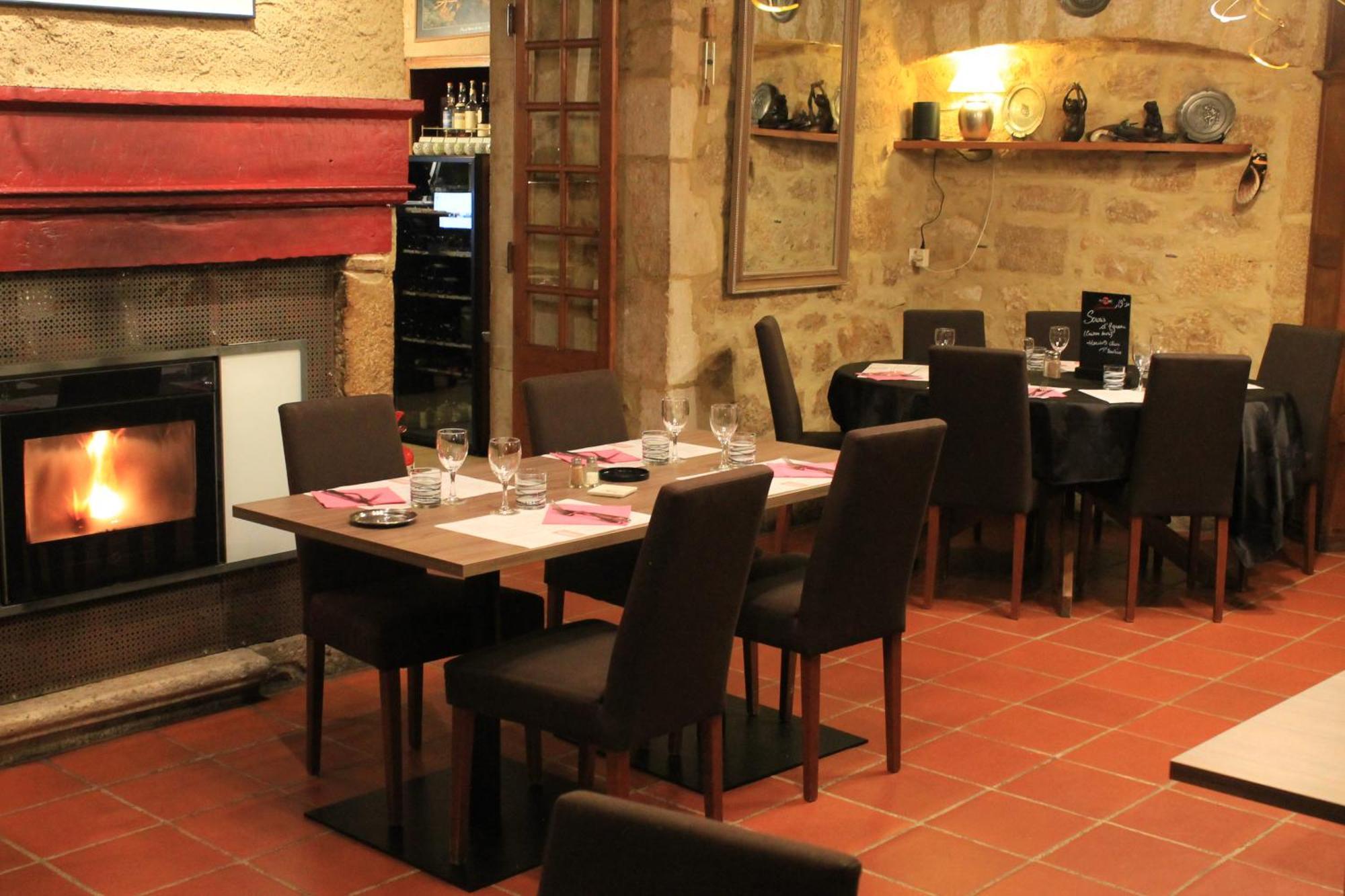 Logis Hotels- Auberge De La Tour - Hotel Et Restaurant Sauzet  외부 사진