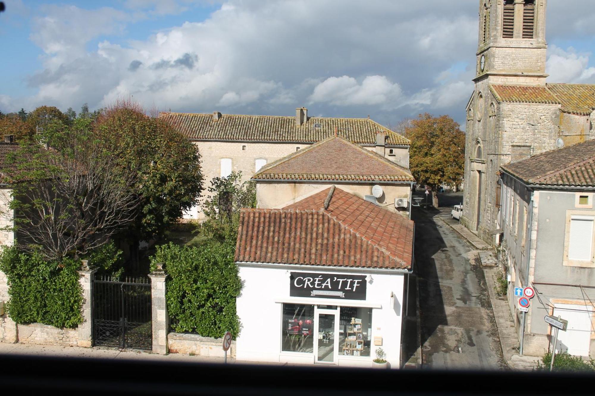 Logis Hotels- Auberge De La Tour - Hotel Et Restaurant Sauzet  외부 사진