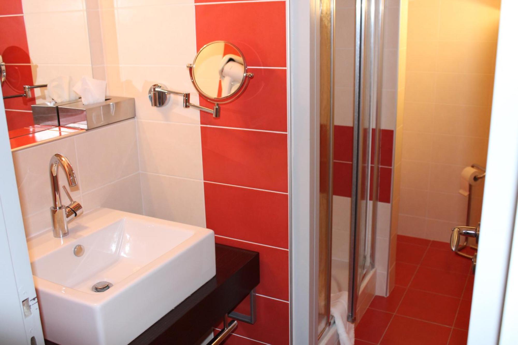 Logis Hotels- Auberge De La Tour - Hotel Et Restaurant Sauzet  객실 사진
