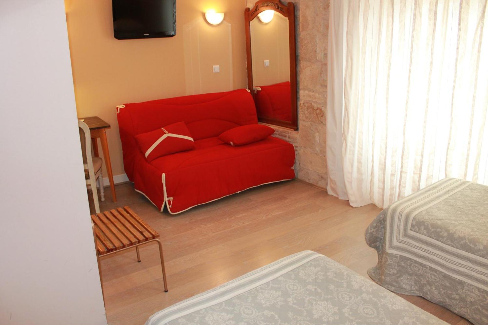 Logis Hotels- Auberge De La Tour - Hotel Et Restaurant Sauzet  객실 사진