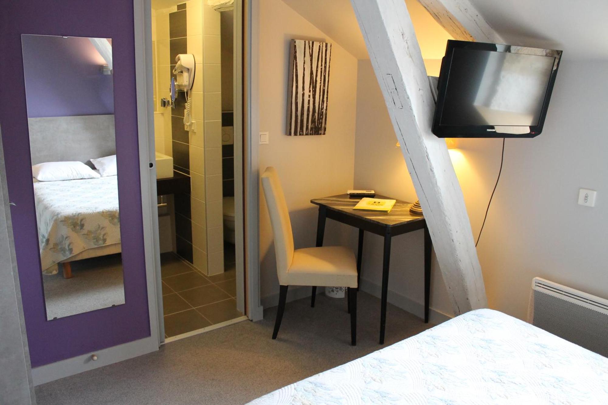Logis Hotels- Auberge De La Tour - Hotel Et Restaurant Sauzet  객실 사진