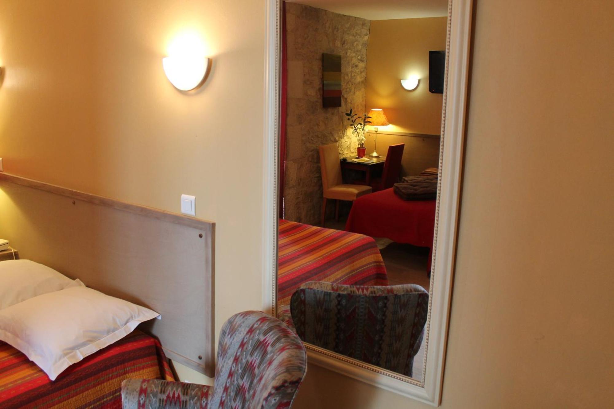 Logis Hotels- Auberge De La Tour - Hotel Et Restaurant Sauzet  객실 사진