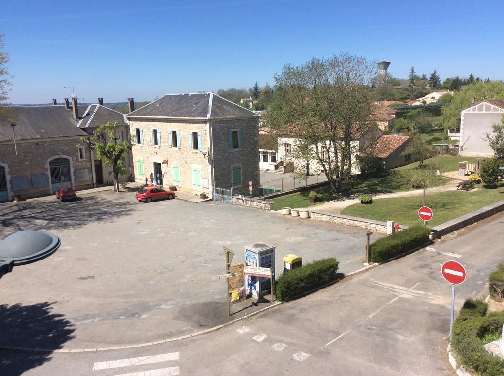Logis Hotels- Auberge De La Tour - Hotel Et Restaurant Sauzet  외부 사진