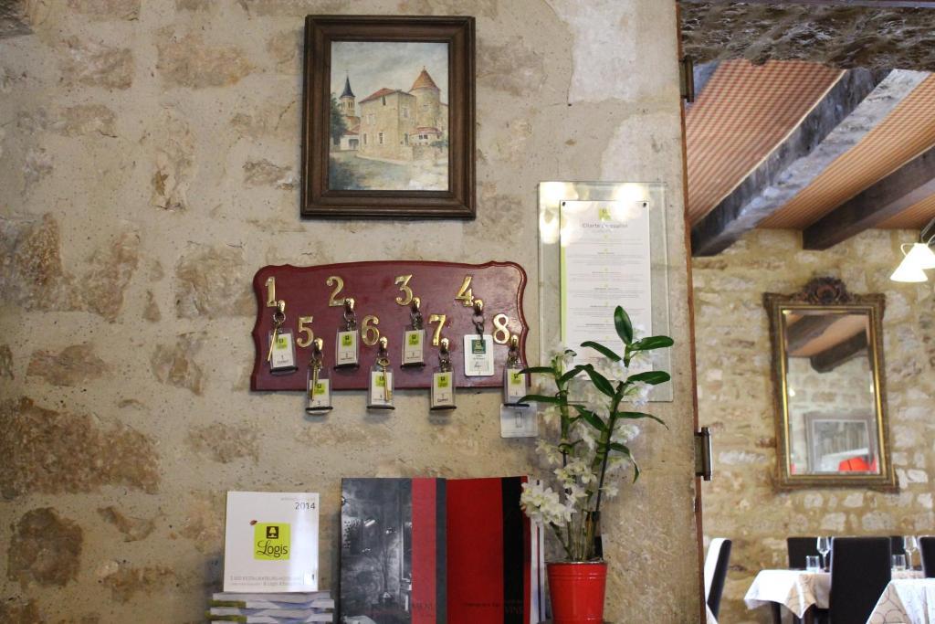Logis Hotels- Auberge De La Tour - Hotel Et Restaurant Sauzet  외부 사진