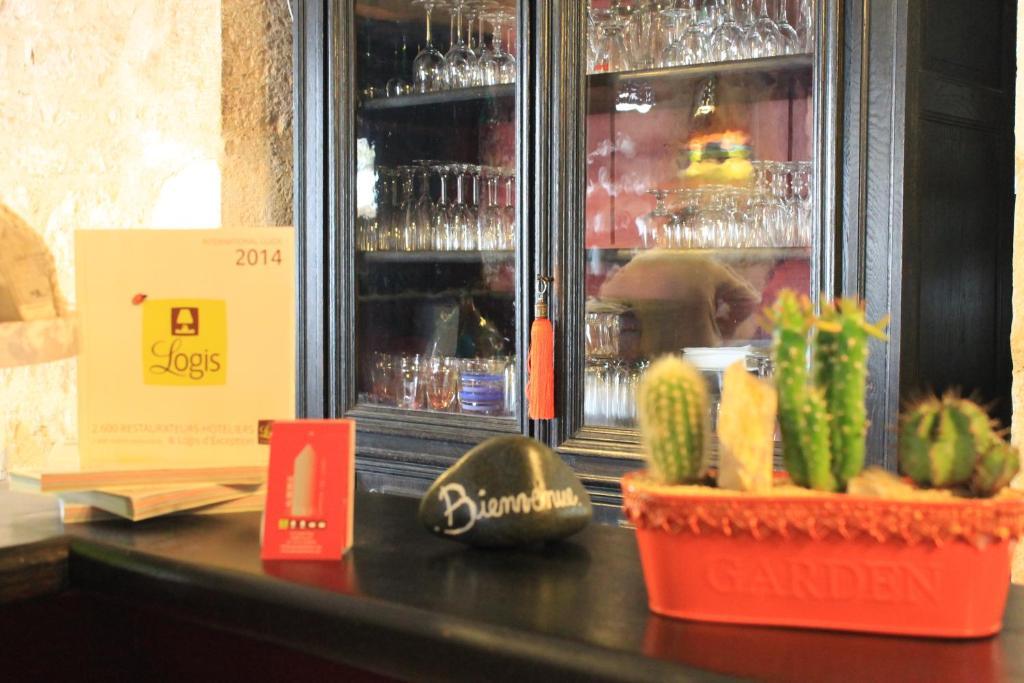 Logis Hotels- Auberge De La Tour - Hotel Et Restaurant Sauzet  외부 사진