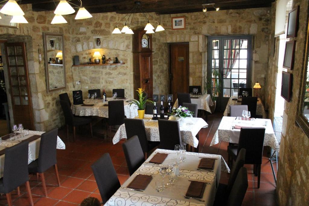 Logis Hotels- Auberge De La Tour - Hotel Et Restaurant Sauzet  외부 사진