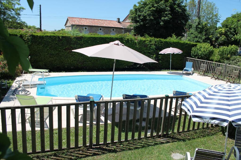 Logis Hotels- Auberge De La Tour - Hotel Et Restaurant Sauzet  객실 사진