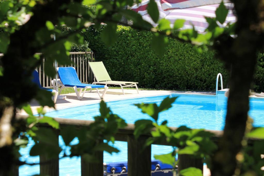 Logis Hotels- Auberge De La Tour - Hotel Et Restaurant Sauzet  객실 사진
