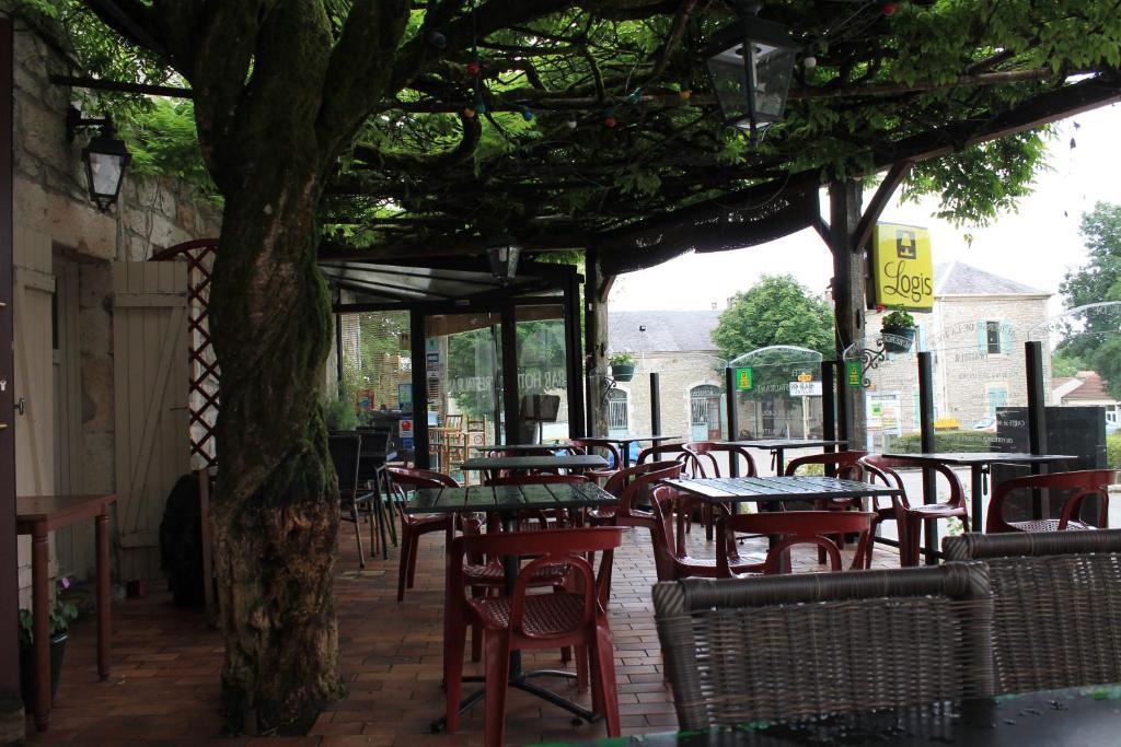 Logis Hotels- Auberge De La Tour - Hotel Et Restaurant Sauzet  객실 사진