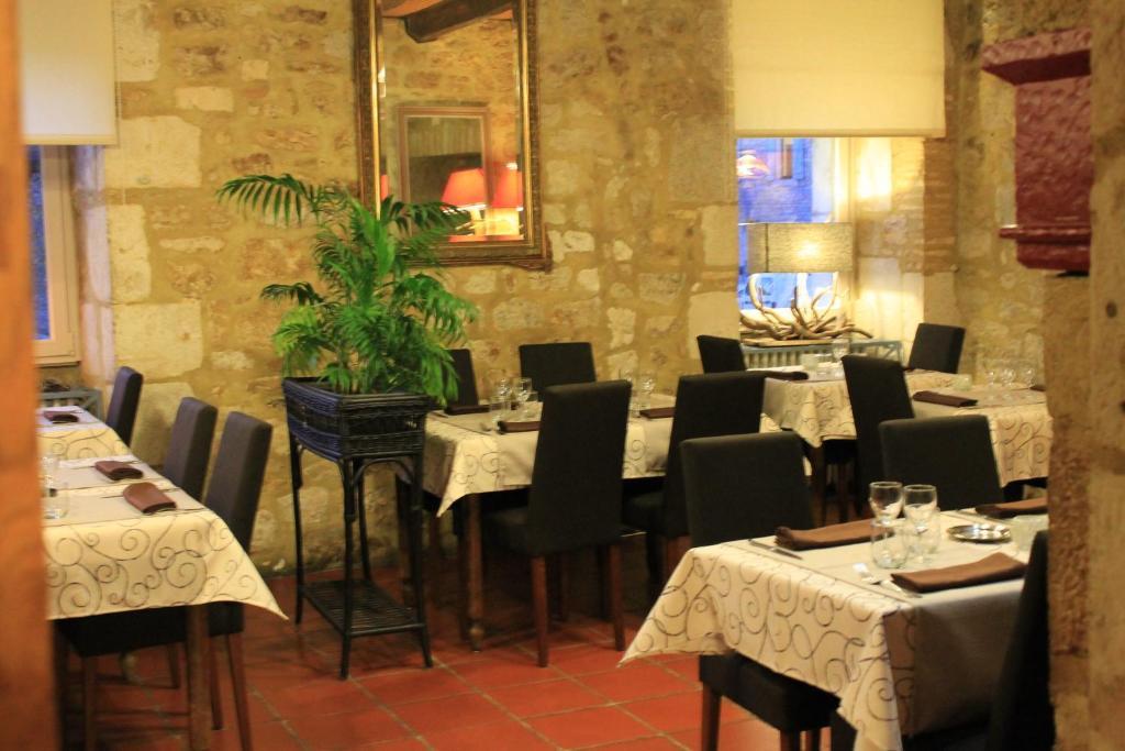 Logis Hotels- Auberge De La Tour - Hotel Et Restaurant Sauzet  외부 사진
